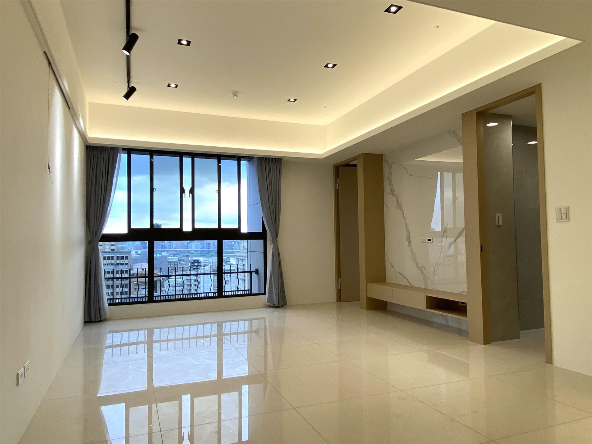 Nanjing W. Rd. 3LDK